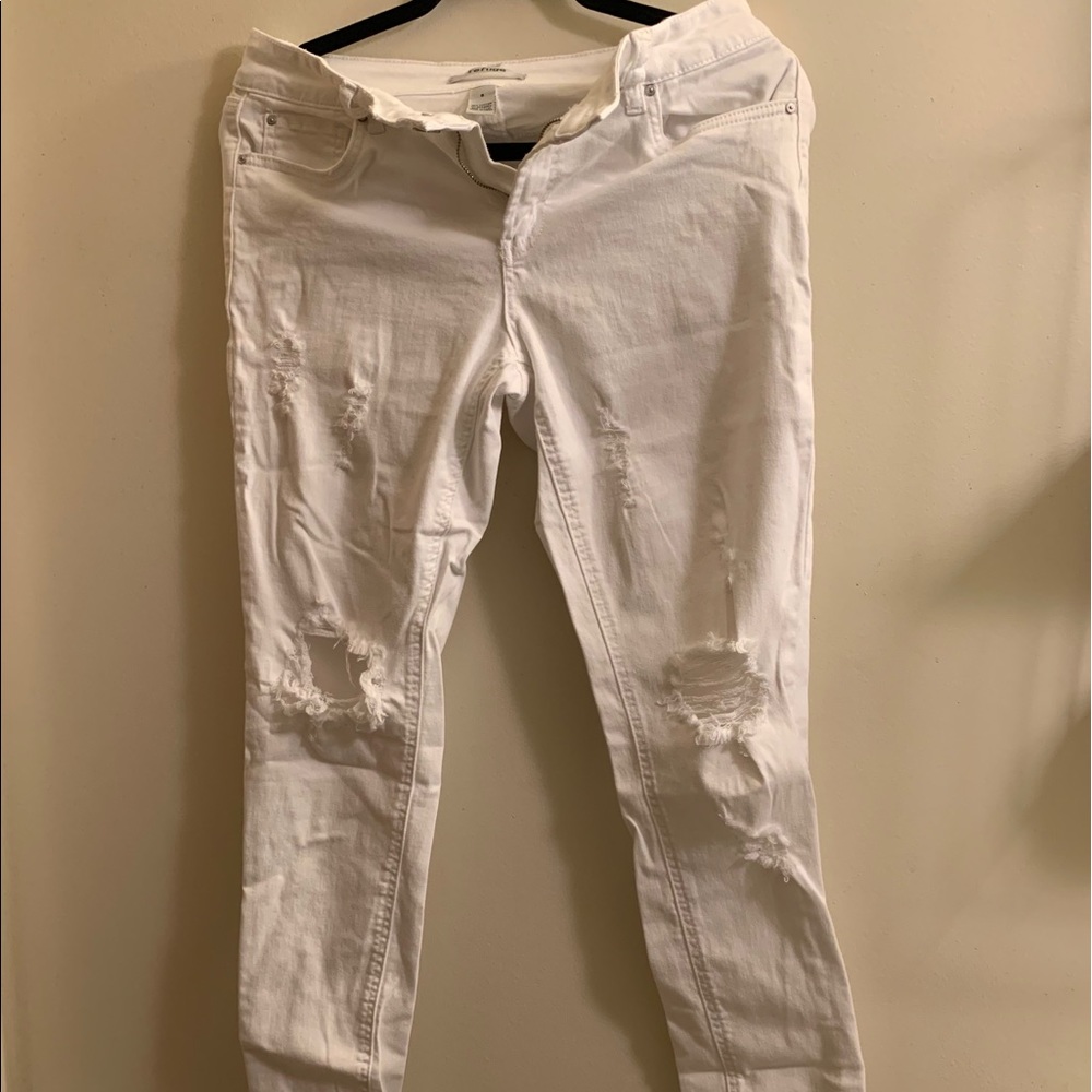 Refuge white ripped jeans